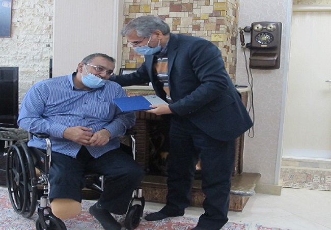 دیدار جمعی از مسئولین با جانباز ۴۰ درصد دانشگاه