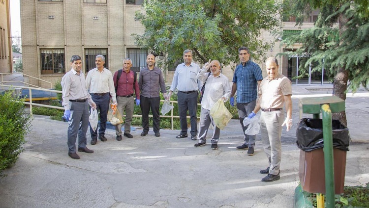 اقدام خودجوش جمعی از کارکنان برای پاکسازی محوطه دانشگاه از فیلترهای سیگار 